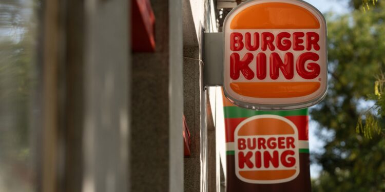 Já pensou em abrir uma franquia do Burger King? Veja quanto custa