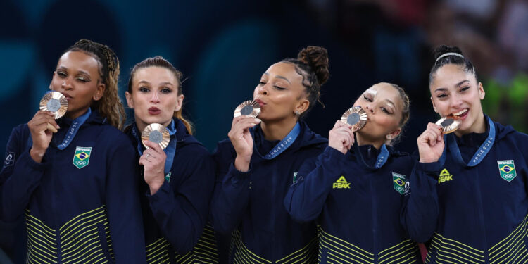 2024.07.30- Jogos Olímpicos Paris 2024 - Ginástica Artística Feminina por equipes - As medalhistas de bronze Rebeca Andrade, Jade Barbosa, Lorrane Olivera, Flavia Saraiva e Julia Soares no podio.