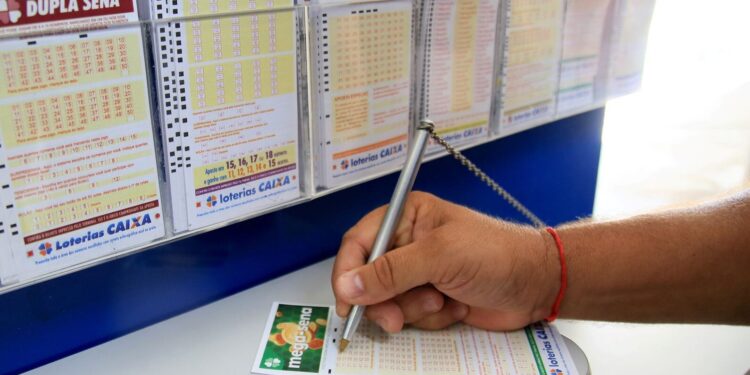 Pessoa Jogando na Loteria - Créditos: iStock