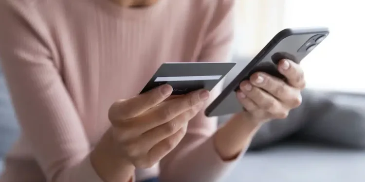 Mulher Usando Cartão de Créditos - Créditos: fizkes / Shutterstock.com