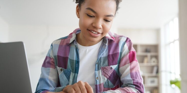 Adolescente Estudando - Créditos: Vecteezy