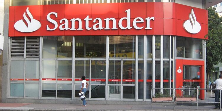 Fachada Santander - Créditos: Wikipédia