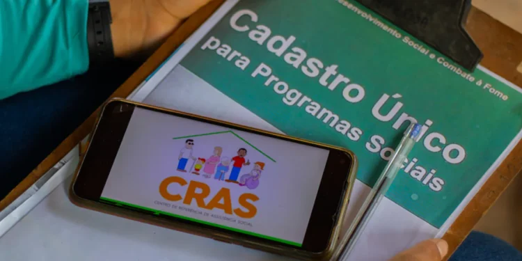 Pessoa se Inscrevendo no CRAS - Créditos: Jeane de Oliveira