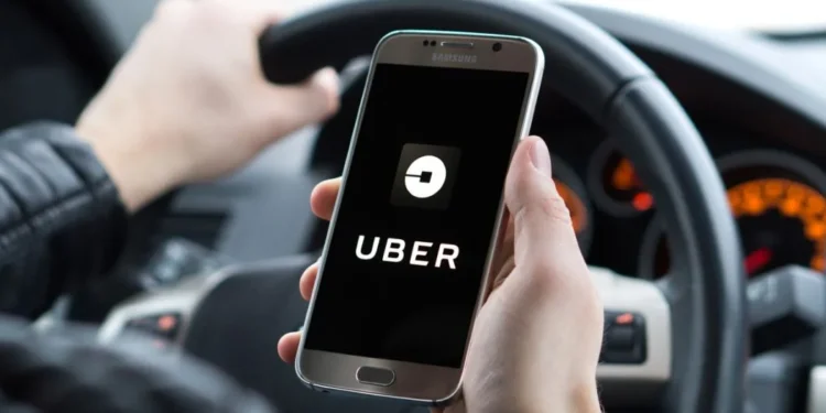 Pessoa Trabalhando para Uber - Shutterstock