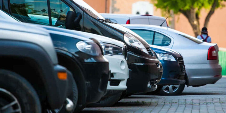 Carros Estacionados - Créditos: Shutterstock