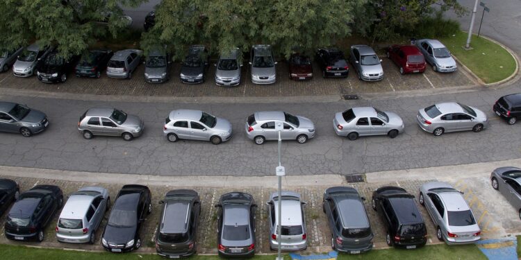 Carros Estacionados - Créditos: Marcos Santos / USP Imagens