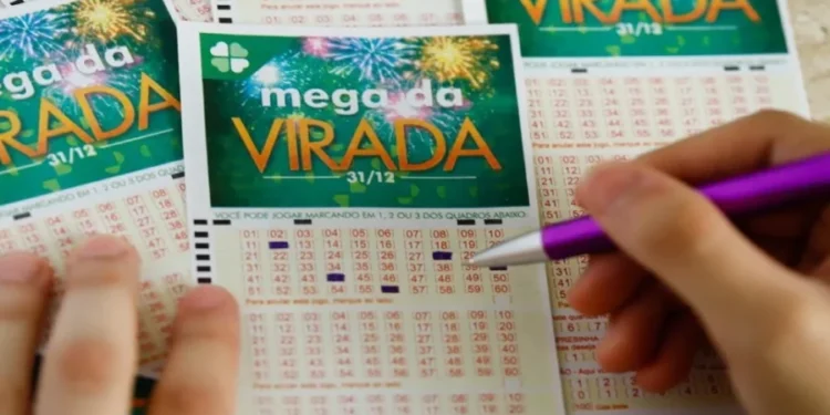 Pessoa Jogando na Mega da Virada - Créditos: Reprodução