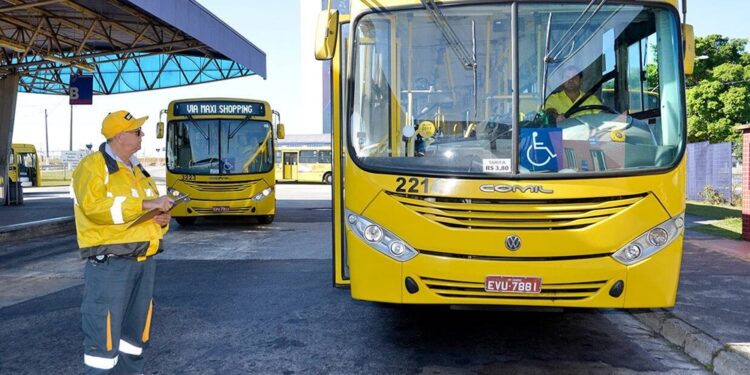 Pessoa Olhando para o Ônibus - Créditos: Reprodução