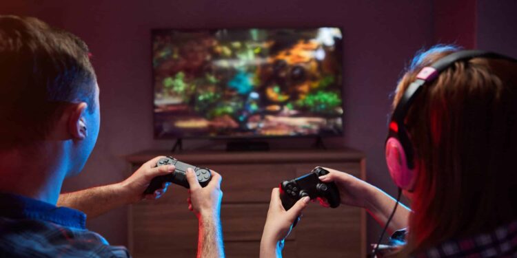 Pessoas Jogando Videogame - Créditos: Shutterstock