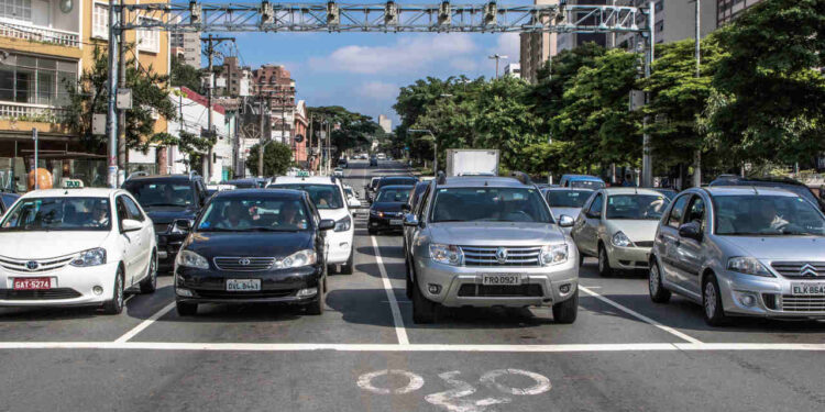 Carros Parados - Créditos: Shutterstock