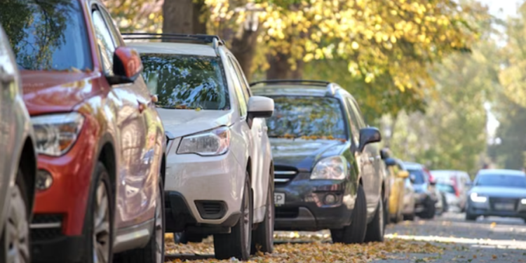 Carros Estacionados - Créditos: Freepik