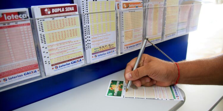 Pessoa Jogando na Loteria - Créditos: iStock