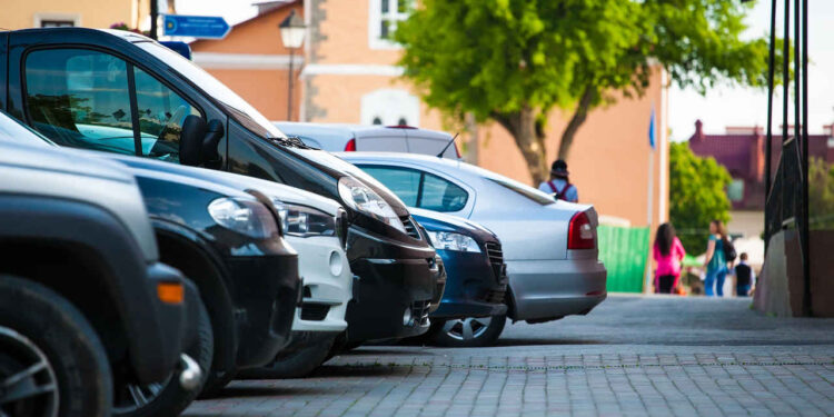 Carros Estacionados - Créditos: Shutterstock