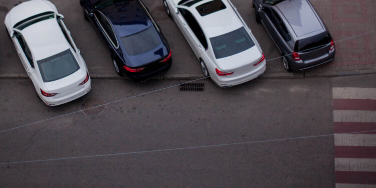 Carros Estacionados - Créditos: Shutterstock