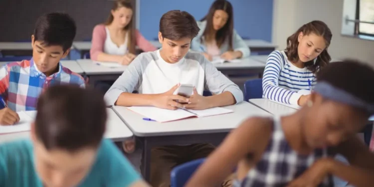 Adolescente Usando Celular - Créditos: Reprodução